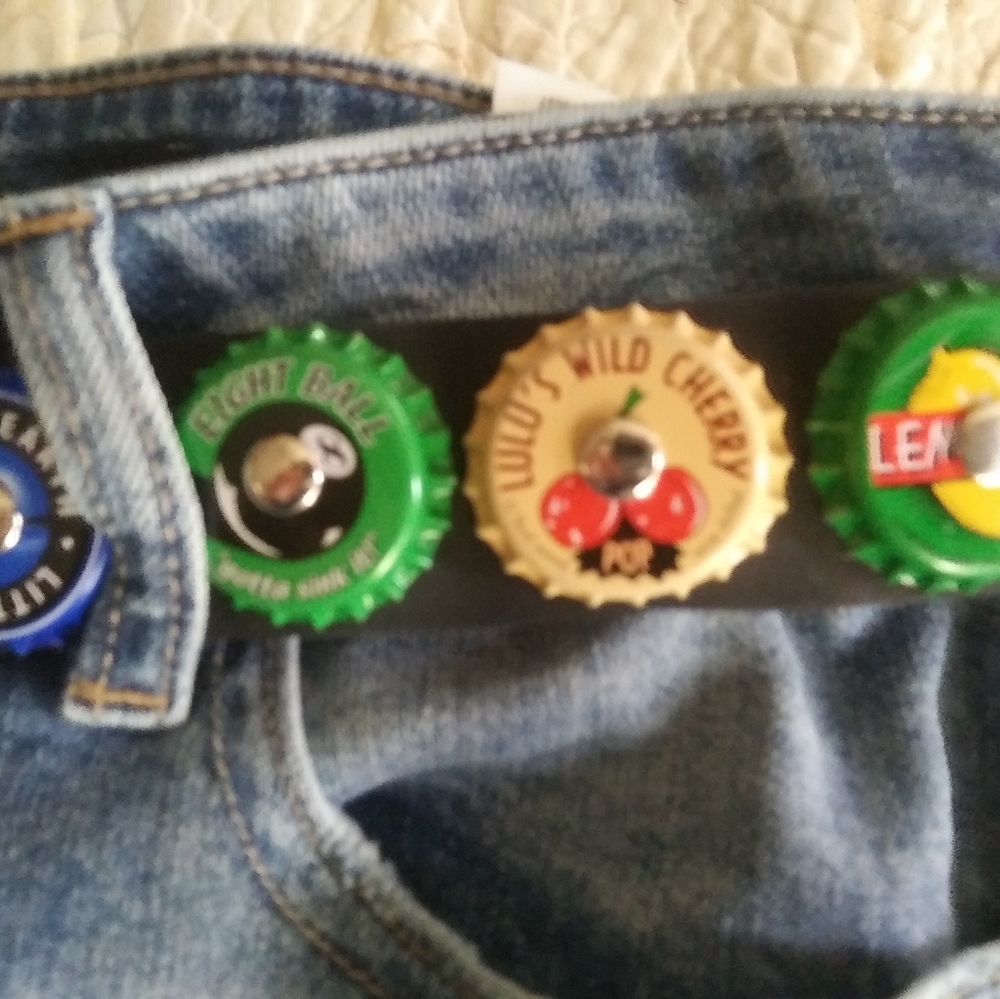 Lei belt with bottle caps - Picture 5 of 5